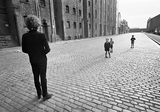 Barry-Feinstein-Bob-Dylan Barry Feinstein, Bob Dylan with Kids, Liverpool, England, 1966 (printed 2009). Gelatin silver print. Courtesy Barry Feinstein